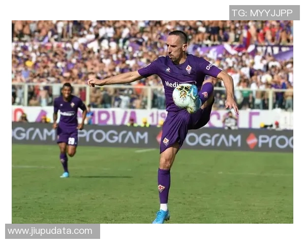 意甲足球明星与魅力美女的浪漫邂逅揭示足球场外的精彩人生