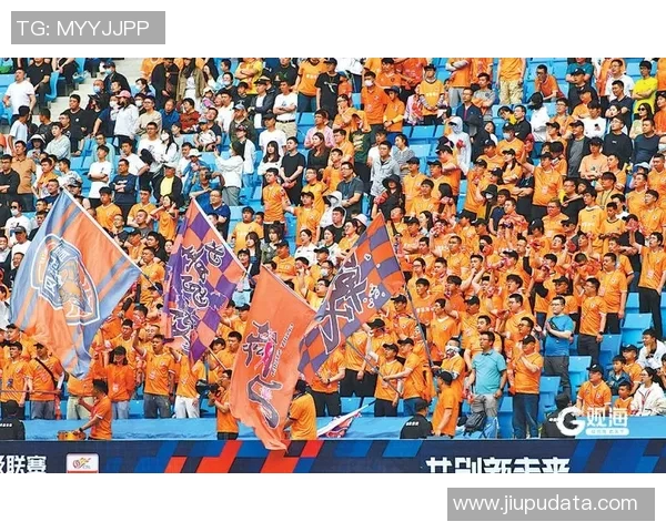 足球明星意外摔落观赛台引发热议球迷反应各异瞬间成网络热图 足球明星意外摔落观赛台引发热议球迷反应各异瞬间成网络热图