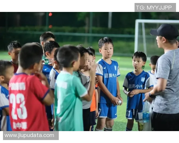足球明星如何通过视频分享个人生活与训练技巧吸引粉丝关注与互动 足球明星如何通过视频分享个人生活与训练技巧吸引粉丝关注与互动