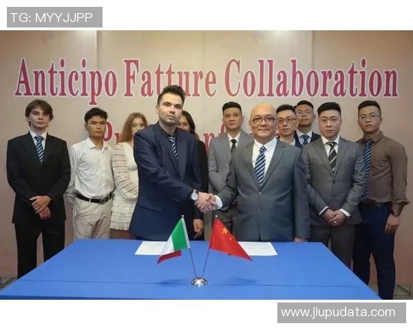 足球场上星光闪耀，英雄豪杰共谱辉煌乐章