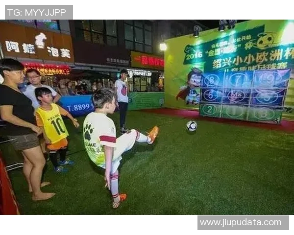 足球明星与锦鲤的奇妙互动视频带你领略别样的魅力与乐趣